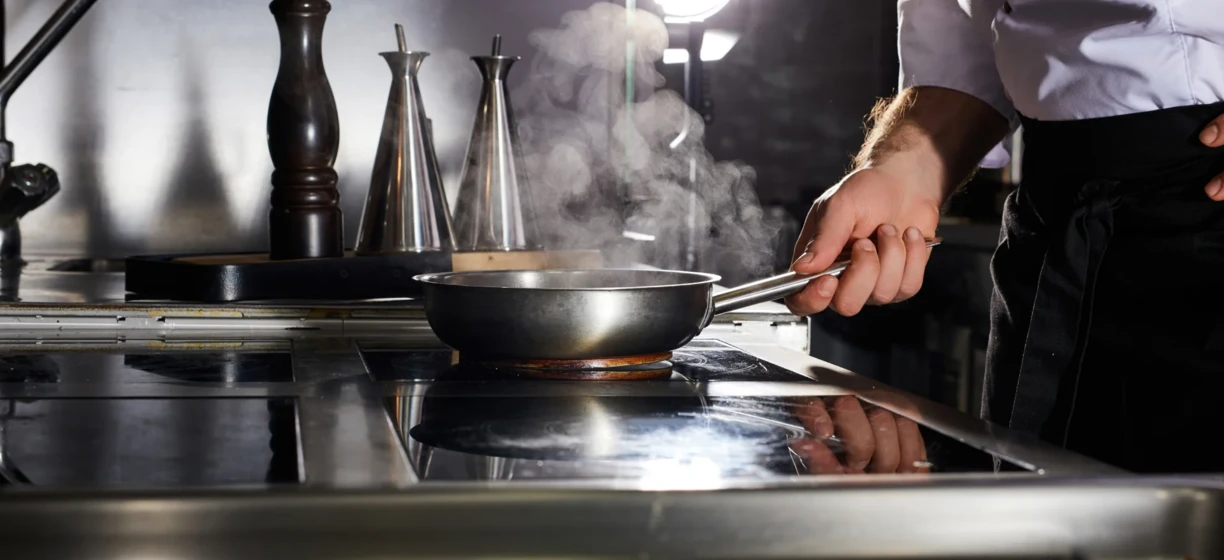 Zblizenie na gazowy kuchenka z garnkiem na palniku, uzywana do gotowania. Urzadzenie kuchenne jest niezbednym narzedziem dla kucharzy do przygotowywania pysznego jedzenia.