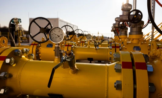 Gdy gaz na dziś jest droższy niż na zimę – czym jest backwardation i jak wpływa na decyzje zakupowe?